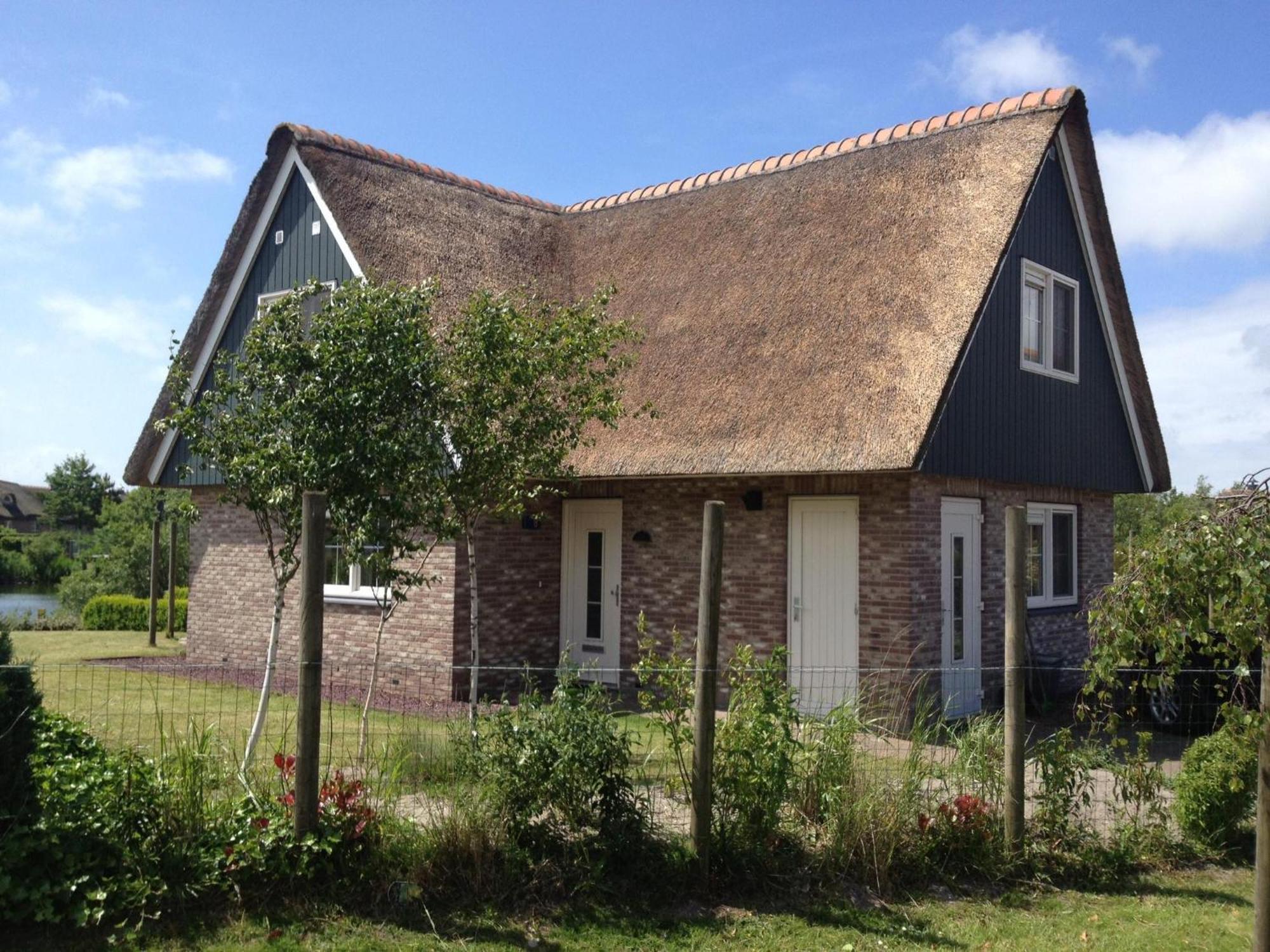 Beach Resort Makkum Bungalows Bagian luar foto
