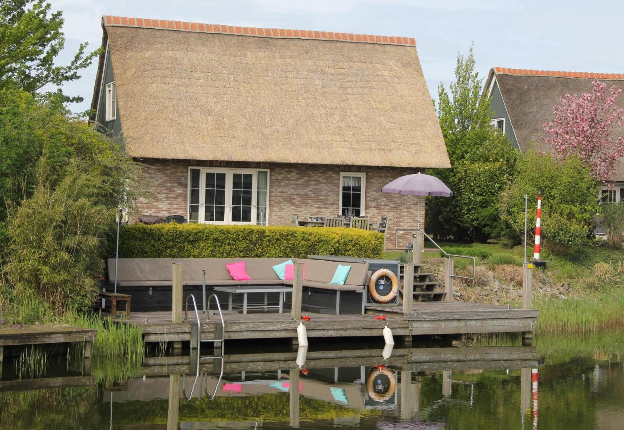 Beach Resort Makkum Bungalows Bagian luar foto